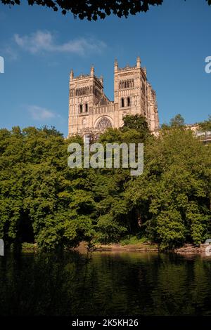 Durham England: 2022-06-07: Kathedrale von Durham an sonnigen Sommertagen. Blick vom Fluss tragen mit üppigen grünen Bäumen Stockfoto