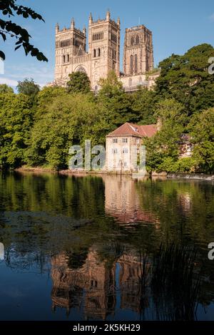 Durham England: 2022-06-07: Kathedrale von Durham an sonnigen Sommertagen. Blick vom Fluss tragen mit üppigen grünen Bäumen Stockfoto