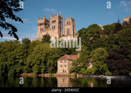 Durham England: 2022-06-07: Kathedrale von Durham an sonnigen Sommertagen. Blick vom Fluss tragen mit üppigen grünen Bäumen Stockfoto