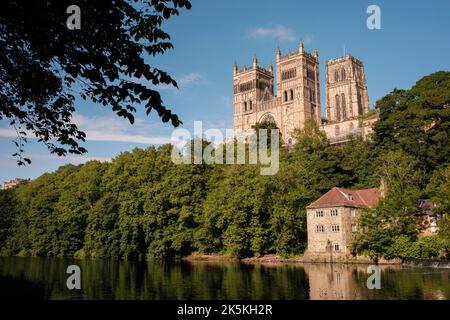 Durham England: 2022-06-07: Kathedrale von Durham an sonnigen Sommertagen. Blick vom Fluss tragen mit üppigen grünen Bäumen Stockfoto