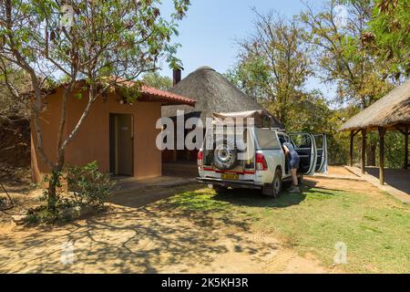 Oanob, Namibia - 28. September 2018: Typischer Geländewagen in Namibia mit Campingausrüstung und Dachzelt auf dem Campingplatz. Stockfoto