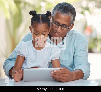 Familie, Großvater und Film auf Tablet online mit kleinen Mädchen zu entspannen und zu binden. Fröhlich, glücklich und fürsorglich Senior Opa Streaming Spaß Stockfoto