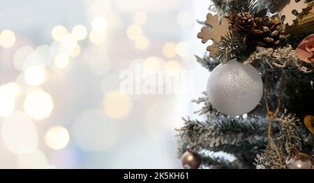 Schneeball auf weihnachtsbaum mit Bokeh Hintergrund. Frohes neues Jahr und Weihnachten Thema. Stockfoto