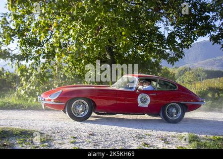 Italien. 7. Oktober 2022. 17. Ausgabe der kulturellen touristischen Veranstaltung für Oldtimer in den historischen Hügeln von Conegliano Valdobbiadene, ein UNESCO-Weltkulturerbe. (Bild: © Mimmo Lamacchia/Pacific Press via ZUMA Press Wire) Stockfoto