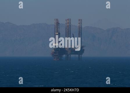 Ölbohrplattform im Roten Meer mit Sinai-Bergen im Hintergrund Stockfoto