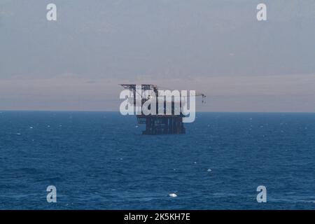 Ölbohrplattform im Roten Meer mit Sinai-Bergen im Hintergrund Stockfoto