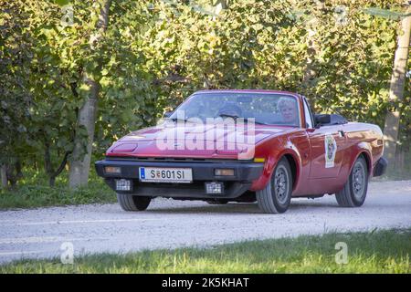 Italien. 7. Oktober 2022. 17. Ausgabe der kulturellen touristischen Veranstaltung für Oldtimer in den historischen Hügeln von Conegliano Valdobbiadene, ein UNESCO-Weltkulturerbe. (Bild: © Mimmo Lamacchia/Pacific Press via ZUMA Press Wire) Stockfoto