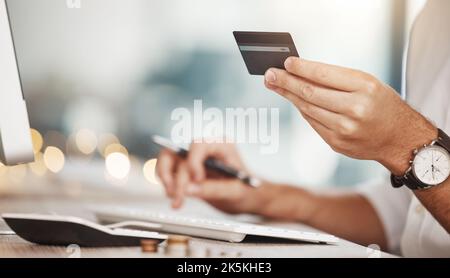 Kreditkarte, Online-Zahlung und Finanzen Mann Hände in Unternehmen Eingabe von Informationen für einfache Darlehen oder digitale Banking Web. FinTech, E-Commerce-Unternehmen Stockfoto