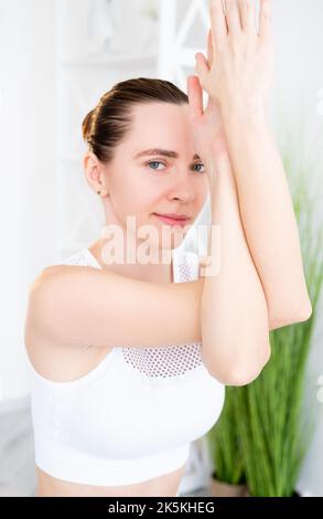 Yoga Wellness Heimtraining Frau Körperübung Stockfoto