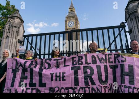 London, Großbritannien. 8. Oktober 2022. Unterstützer des WikiLeaks-Gründers Julian Assange nehmen am Protest gegen die mögliche Auslieferung von Julian Assange an die USA Teil. Stockfoto