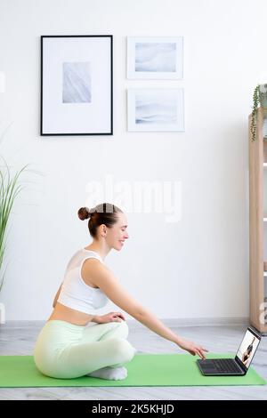 Yoga Video Lektion Morgenmeditation Frau Laptop Stockfoto