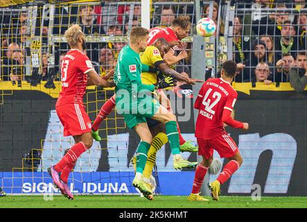 Leon GORETZKA, FCB 8 Anthony Modeste Nr. 20 BVB Alexander Meyer, BVB 33 Jamal MUSIALA, FCB 42 Eric MAXIM CHOUPO-MOTING (FCB 13) im Spiel BORUSSIA DORTMUND - FC BAYERN MÜNCHEN 2-2 1.Deutsche Fußballliga am 8. Oktober 2022 in Dortmund, Deutschland. Saison 2022/2023, Spieltag 9, 1.Bundesliga, FCB, München, 9.Spieltag © Peter Schatz / Alamy Live News - die DFL-VORSCHRIFTEN VERBIETEN DIE VERWENDUNG VON FOTOGRAFIEN als BILDSEQUENZEN und/oder QUASI-VIDEO - Stockfoto