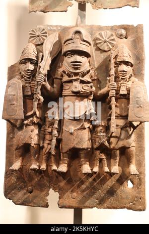 Bronzen aus Benin, ausgestellt im British Museum, Messingtafeln aus dem königlichen Hofpalast des Königreichs Benin, 16-17. Jahrhundert, London, Großbritannien Stockfoto