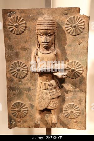 Bronzen aus Benin, ausgestellt im British Museum, Messingtafeln aus dem königlichen Hofpalast des Königreichs Benin, 16-17. Jahrhundert, London, Großbritannien Stockfoto