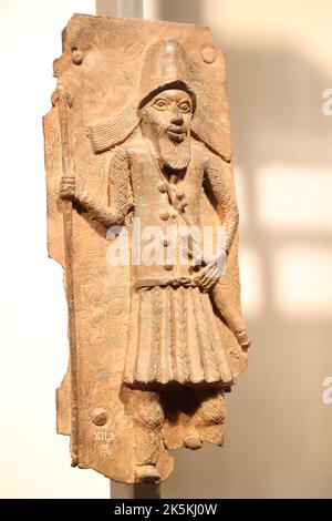 Bronzen aus Benin, ausgestellt im British Museum, Messingtafeln aus dem königlichen Hofpalast des Königreichs Benin, 16-17. Jahrhundert, London, Großbritannien Stockfoto