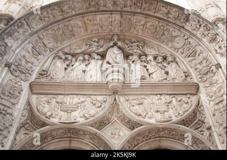 Die Fassade und das alte Portal unserer Lieben Frau von der Unbefleckten Empfängnis (Detail), Alfama, Lissabon, Portugal. Sehr kunstvoll im manuelinischen Stil; wunderschöne Skulptur Stockfoto