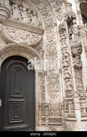 Die Fassade und das alte Portal unserer Lieben Frau von der Unbefleckten Empfängnis (Detail), Alfama, Lissabon, Portugal. Sehr kunstvoll im manuelinischen Stil; wunderschöne Skulptur Stockfoto