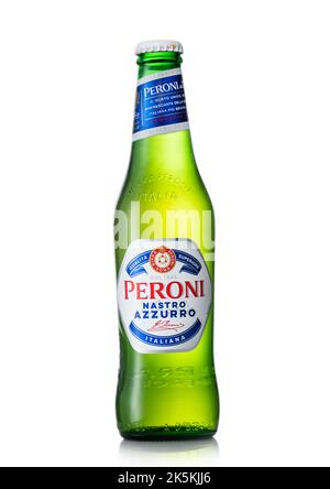 LONDON, Großbritannien - 06. JULI 2022: Flasche Peroni italia Lagerbier auf Weiß. Stockfoto