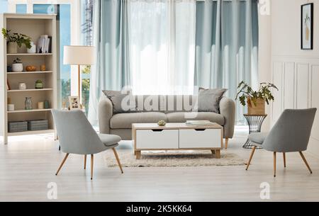 Home Interieur, Luxus-Wohnzimmer und modernes Haus mit Sofa, Stühlen und Pflanzen im Zimmer. Saubere, minimalistische und elegante Möbel in offenen organisiert Stockfoto