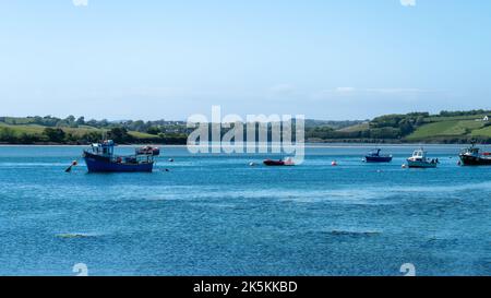 County Cork, Irland, 28. Mai 2022. An einem sonnigen Tag werden in der Clonakilty Bay mehrere Boote vor Anker gelegt. Wunderschöne irische Küstenlandschaft. Klarer Himmel und Blau Stockfoto