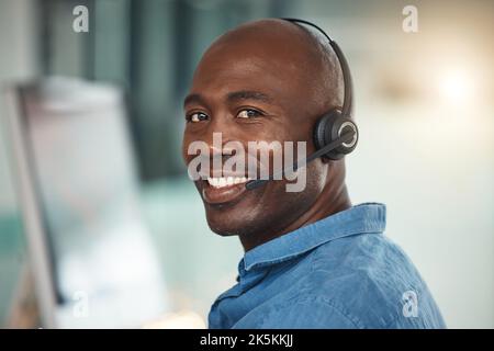Telemarketing-Kundenservice, glücklicher Schwarzmann und Kommunikation im digitalen Transformationserfolg. Porträt eines lächelnden Consultants im Callcenter Stockfoto