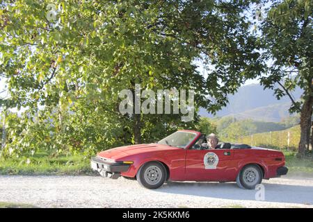 Italien. 7. Oktober 2022. 17. Ausgabe der kulturellen touristischen Veranstaltung für Oldtimer in den historischen Hügeln von Conegliano Valdobbiadene, ein UNESCO-Weltkulturerbe. (Bild: © Mimmo Lamacchia/Pacific Press via ZUMA Press Wire) Stockfoto