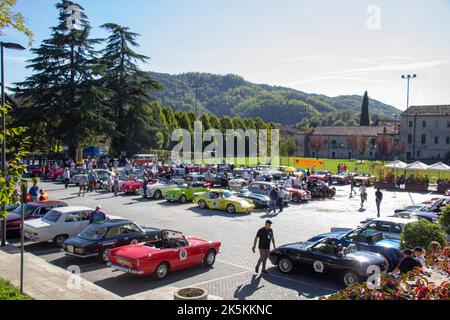 Italien. 7. Oktober 2022. 17. Ausgabe der kulturellen touristischen Veranstaltung für Oldtimer in den historischen Hügeln von Conegliano Valdobbiadene, ein UNESCO-Weltkulturerbe. (Bild: © Mimmo Lamacchia/Pacific Press via ZUMA Press Wire) Stockfoto