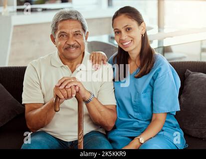 Krankenschwester, Porträt- und Seniorenschwestern, die während einer Untersuchung in einer betreuten Wohnanlage auf dem Sofa sitzen. Altenpflege, Betreuung und Pflege mit jungen Menschen Stockfoto