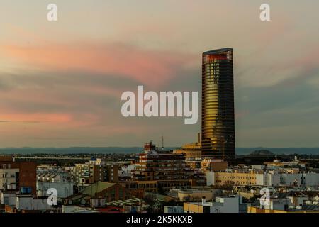 Pelli Tower bei Sonnenuntergang. Blick aus dem traditionellen Viertel Triana in Sevilla, Spanien. Stockfoto