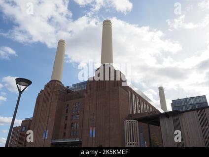 LONDON, Großbritannien - CIRCA OKTOBER 2022: Das Battersea Power Station wird am 14.. Oktober wiedereröffnet Stockfoto