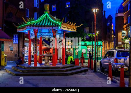 LONDON, GROSSBRITANNIEN - 12. MAI 2014: Es ist ein farbenfroher Pavillon in Chinatown im Viertel Soho bei Nacht. Stockfoto