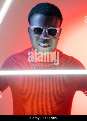 Wütender Mann aggressiver Ausdruck Gesicht Neonlicht Stockfoto