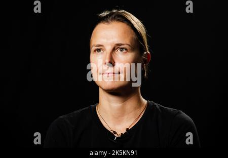 Kirsten Flipkens aus Belgien spricht mit den Medien beim Tennisturnier AGEL Open WTA 500 2022 am 7. Oktober 2022 in Ostrava, Tschechien - Foto: Rob Prange/DPPI/LiveMedia Stockfoto