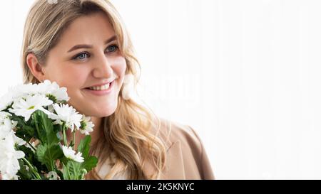 Glückliche Frau Tag Frühling Urlaub übergewichtige Frau Blumen Stockfoto