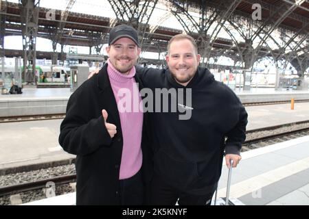 Dennis und Benni Wolter (World Wide Wohnzimmer) bei der Ankunft zur 28. Verleihung der Goldenen Henne 2022 im Studio 3 der Media City des MDR. Leipzig Stockfoto