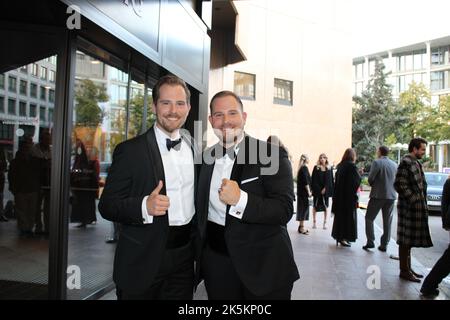 Dennis und Benni Wolter (World Wide Wohnzimmer) bei der Ankunft zur 28. Verleihung der Goldenen Henne 2022 im Studio 3 der Media City des MDR. Leipzig Stockfoto