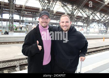 Dennis und Benni Wolter (World Wide Wohnzimmer) bei der Ankunft zur 28. Verleihung der Goldenen Henne 2022 im Studio 3 der Media City des MDR. Leipzig Stockfoto