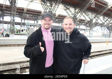 Dennis und Benni Wolter (World Wide Wohnzimmer) bei der Ankunft zur 28. Verleihung der Goldenen Henne 2022 im Studio 3 der Media City des MDR. Leipzig Stockfoto