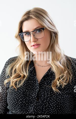 Smart Frau Porträt Übergewicht Modell in einer Brille Stockfoto