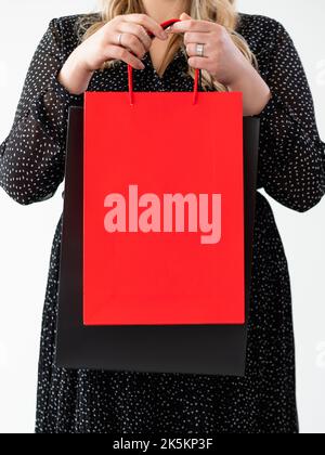 Black friday Verkauf fettleibig Frau mockup Einkaufstasche Stockfoto