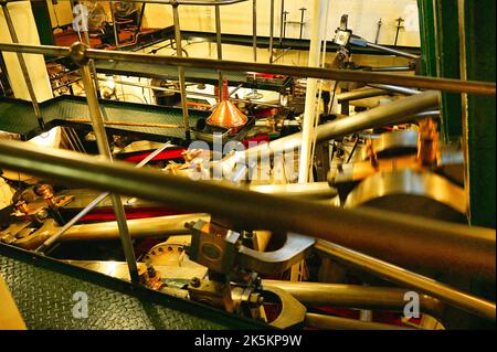 Dampfmaschine, die auf dem Paddlesteamer läuft Stockfoto