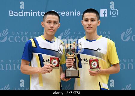 Sydney, Australien. 09. Oktober 2022. Lee Fang-Jen (L) und Lee Fang-Chih (R) aus dem chinesischen Taipeh bei der Siegerehrung für den Titel „Men's Double“ beim YONEX Sydney International 2022 im Netball Central, Sydney Olympic Park. Kredit: SOPA Images Limited/Alamy Live Nachrichten Stockfoto