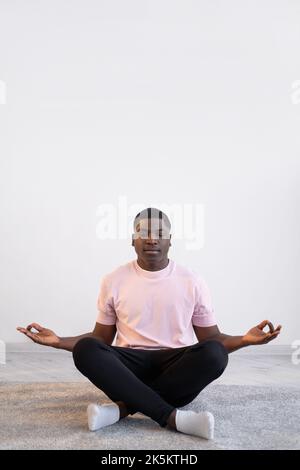 Yoga Praxis ruhigen schwarzen Mann zu Hause Training Stockfoto