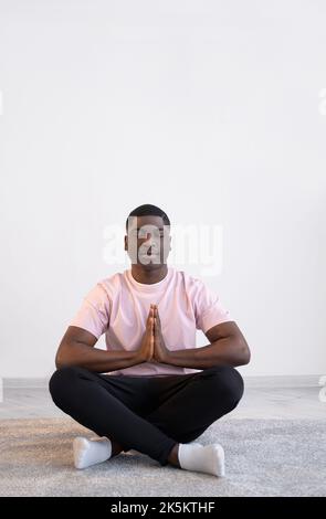 Harmony Relax Ruhe schwarzen Mann Yoga Praxis nach Hause Stockfoto