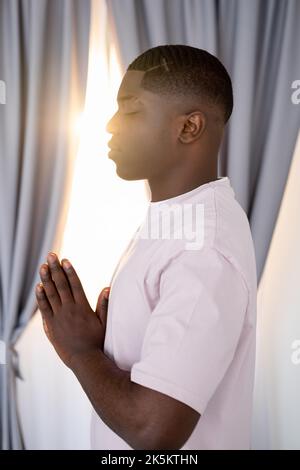 Morgen Yoga ruhigen schwarzen Mann zu Hause üben friedlich Stockfoto