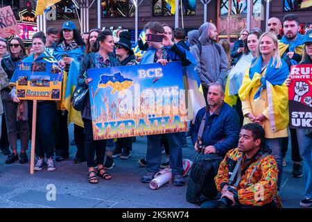 New York, Usa. 08. Oktober 2022. Demonstranten versammeln sich auf dem Times Square zur russischen Aggression gegen die Ukraine. Einige Demonstranten hielten Plakate, die die Explosion auf der Krim-Brücke lobten. (Foto von Lev Radin/Pacific Press) Quelle: Pacific Press Media Production Corp./Alamy Live News Stockfoto