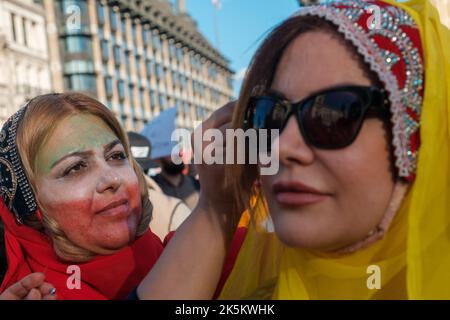 Die iranischen Proteste in ganz London dauern an, da die iranische Regierung weiterhin Frauen dazu zwingt, Hijabs zu tragen, anstatt sich dafür entscheiden zu müssen Stockfoto