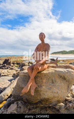 Laila, eine Skulptur aus öffentlicher Kunst auf einem Küstenfelsen nahe der Mündung des Margaret River, Prevelly, Westaustralien Stockfoto