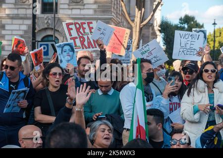 Die iranischen Proteste in ganz London dauern an, da die iranische Regierung weiterhin Frauen dazu zwingt, Hijabs zu tragen, anstatt sich dafür entscheiden zu müssen Stockfoto