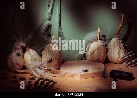 Halloween Dekorationen mit Kürbissen Stockfoto